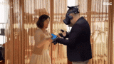 Xúc động khoảnh khắc người chồng gặp lại vợ đã qua đời nhờ công nghệ thực tế ảo VR
