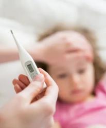 2 sai lầm nguy hiểm cha mẹ phải tránh nếu con bị sốt