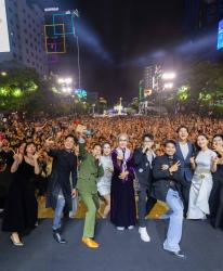 Lý Hải trở lại sân khấu với vai trò ca sĩ tại phố đi bộ Nguyễn Huệ