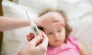2 sai lầm nguy hiểm cha mẹ phải tránh nếu con bị sốt