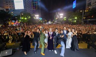 Lý Hải trở lại sân khấu với vai trò ca sĩ tại phố đi bộ Nguyễn Huệ