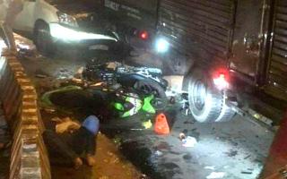 Ô tô 7 chỗ tông hàng loạt xe máy dừng đèn đỏ, nhiều người bị thương nằm la liệt