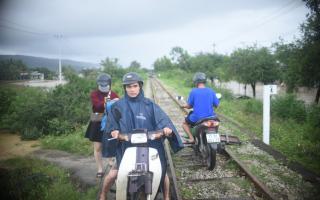 Tránh ngập, người Quy Nhơn phải chạy xe máy... lên đường ray xe lửa