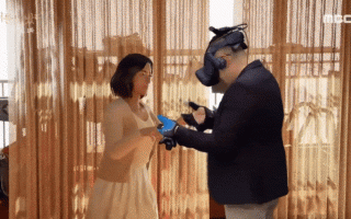 Xúc động khoảnh khắc người chồng gặp lại vợ đã qua đời nhờ công nghệ thực tế ảo VR