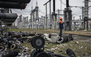 1/2 hạ tầng năng lượng Ukraine bị phá hủy, Nga tạm dừng lưu thông cầu Crưm