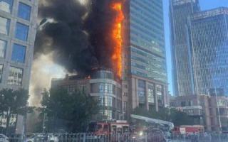 Video cao ốc giữa đô thị sầm uất ở Trung Quốc cháy lớn