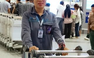 Nhân viên sân bay Nội Bài nhặt được túi hàng hiệu đựng hơn 200 triệu đồng