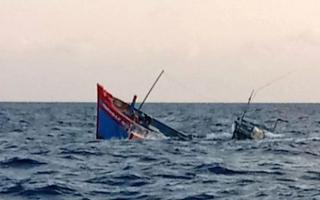 Tàu cá chìm do tàu hàng va chạm, tìm kiếm ngư dân mất tích ở biển Bình Thuận